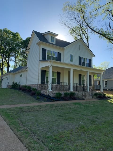 Four Bedroom Home - King Bed - Full Kitchen