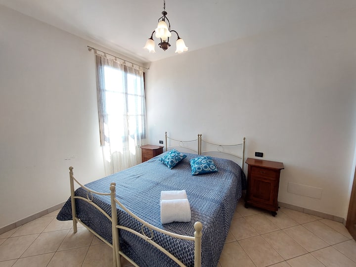 غرفة نوم بسرير مزدوج مريح، مثالية لقضاء ليلة في الهدوء والاسترخاء. 