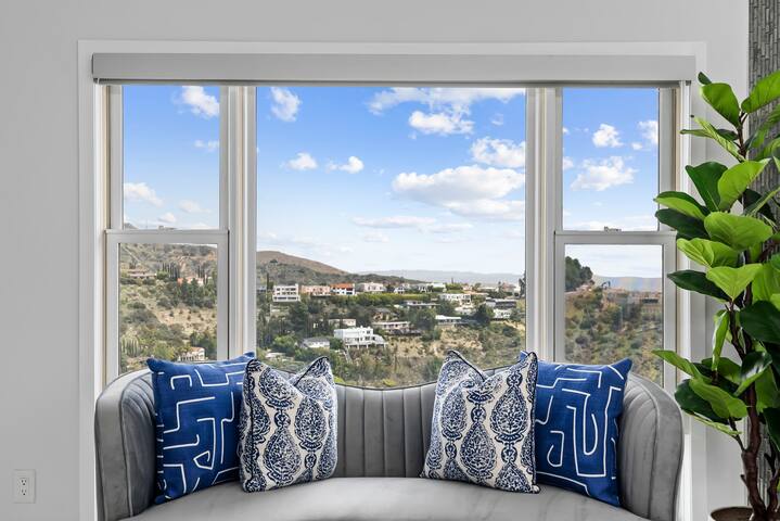 Luxury Hillside Retreat with Stunning City Views gallery image 2