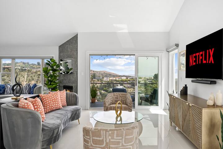 Luxury Hillside Retreat with Stunning City Views gallery image 5