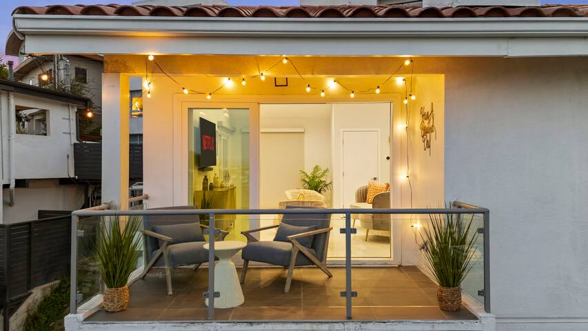 Luxury Hillside Retreat with Stunning City Views gallery image 3