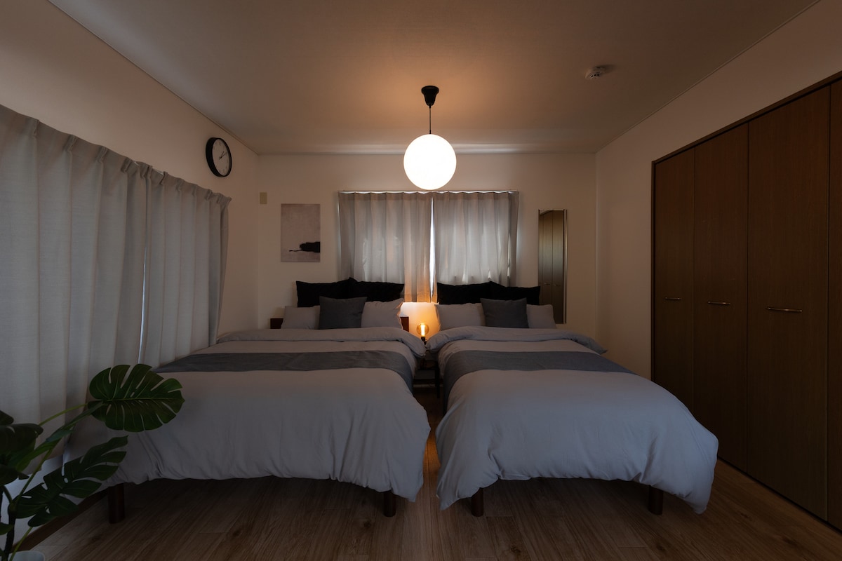 左側がダブルベッド、右側がシングルベッドとなっています。