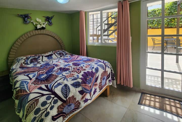 Es posible que se incluya esta habitación con baño privado. Consulta la disponibilidad, ya que tus anfitriones la usan ocasionalmente para sus propios huéspedes. 