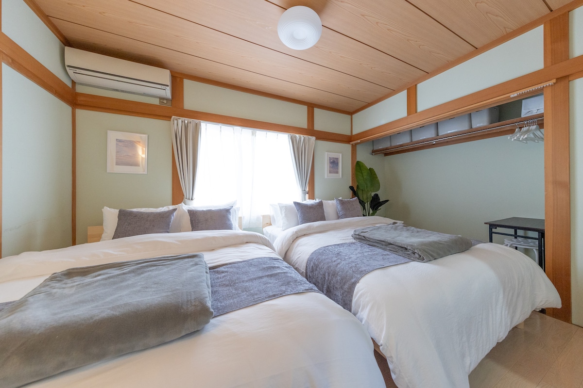 ダブルベッド２台。シモンズマットレスを使用しています。
アイロンやデスクもあります。