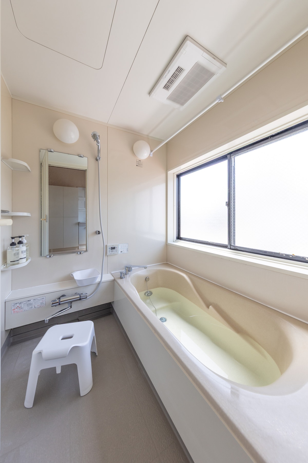 広々としたバスタブ。洗面器とお風呂用の椅子もご用意しています。