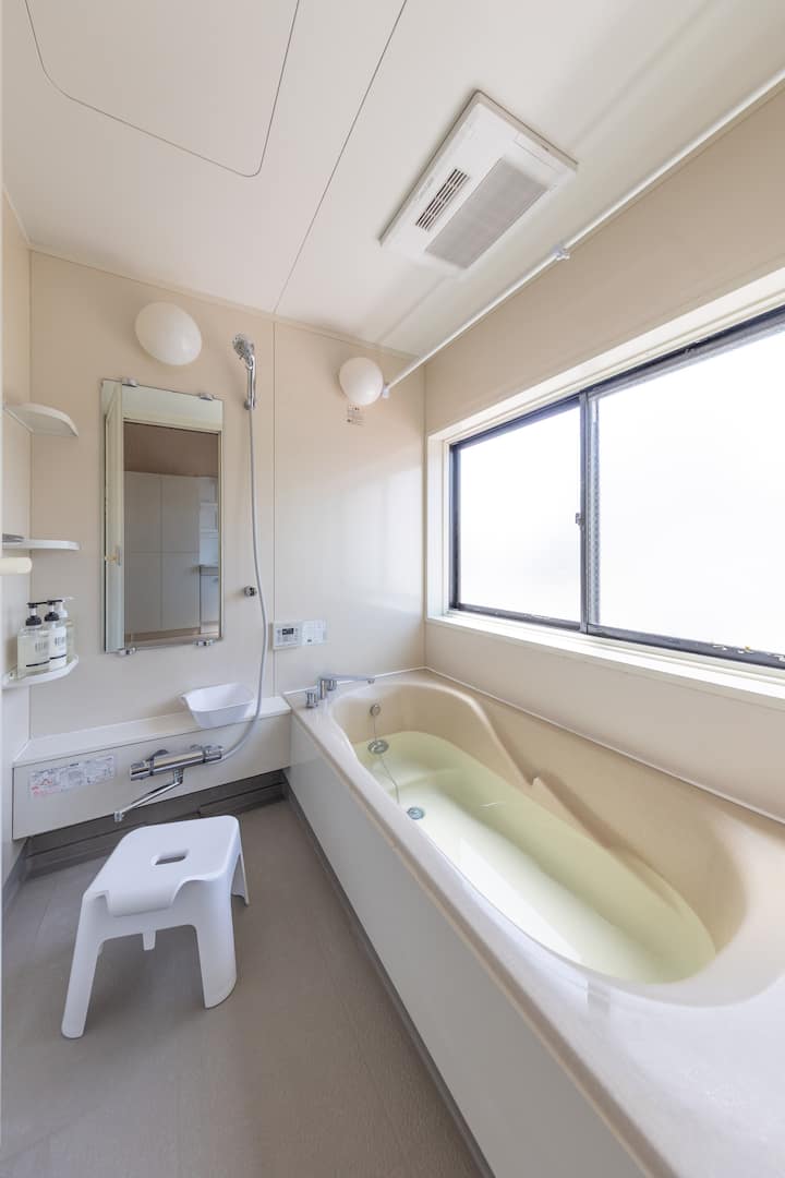 広々としたバスタブ。洗面器とお風呂用の椅子もご用意しています。