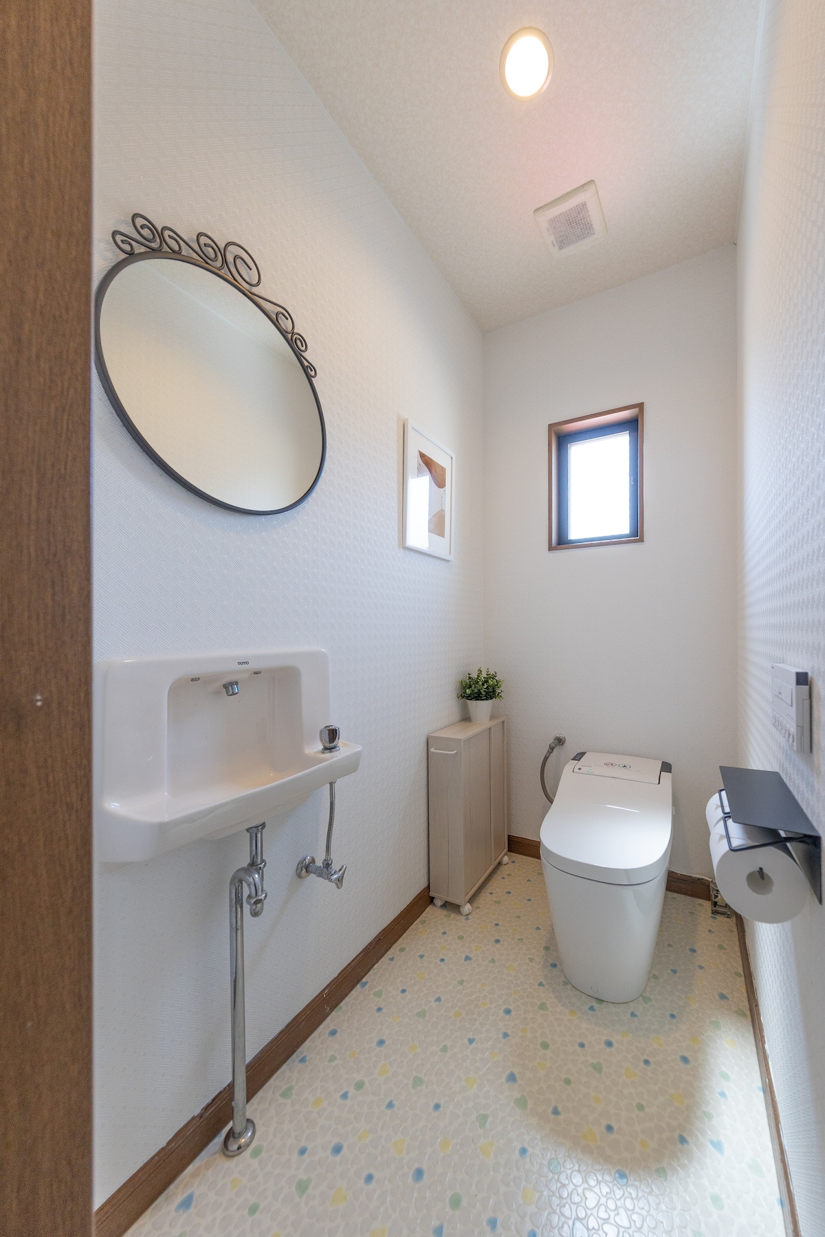 自動洗浄とウォシュレットを備えたトイレは広々とした空間です。