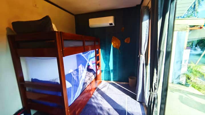 Spavaća soba soba br. 1 s krevetom na kat, klima-uređajem, ormarom, internetom i privatnom terasom