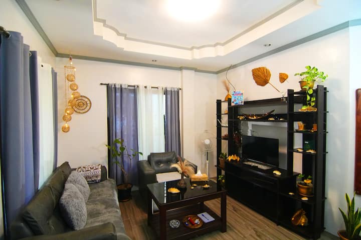 dnevni boravak s pametnim televizorom i udobnim prostorom za sjedenje