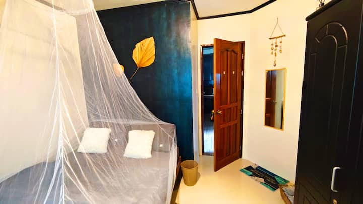 Spavaća soba br. 3 s bračnim krevetom, klima-uređajem, velikim ormarom i internetom