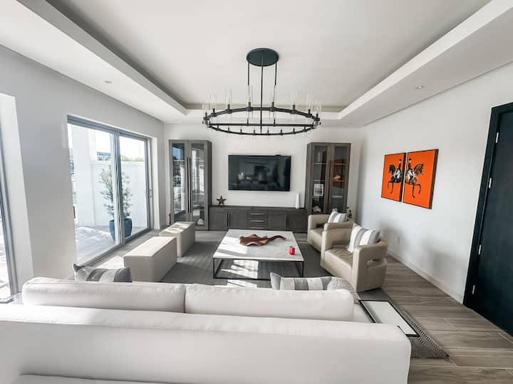Lux Palm Cay Villa Overlooks The Marina Sleeps 6 - Nassau