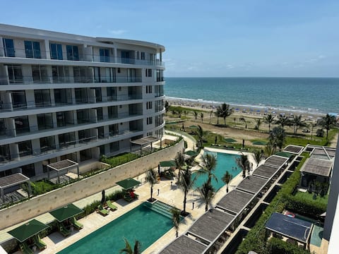 Modern apartment + ocean view!