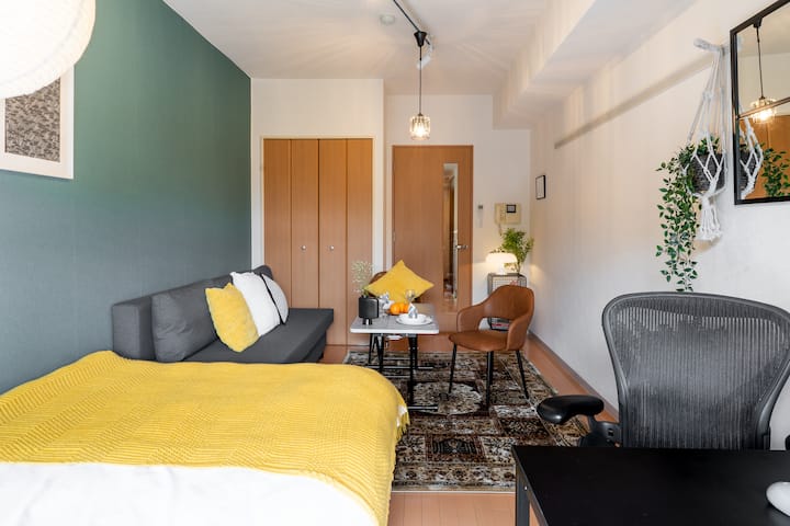 طاولة رفع وأريكة وكرسيين.يمكن لـ 4 أشخاص تناول الطعام بشكل مريح.