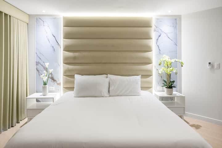 Letto king size per notti riposanti con retroilluminazione d'atmosfera.