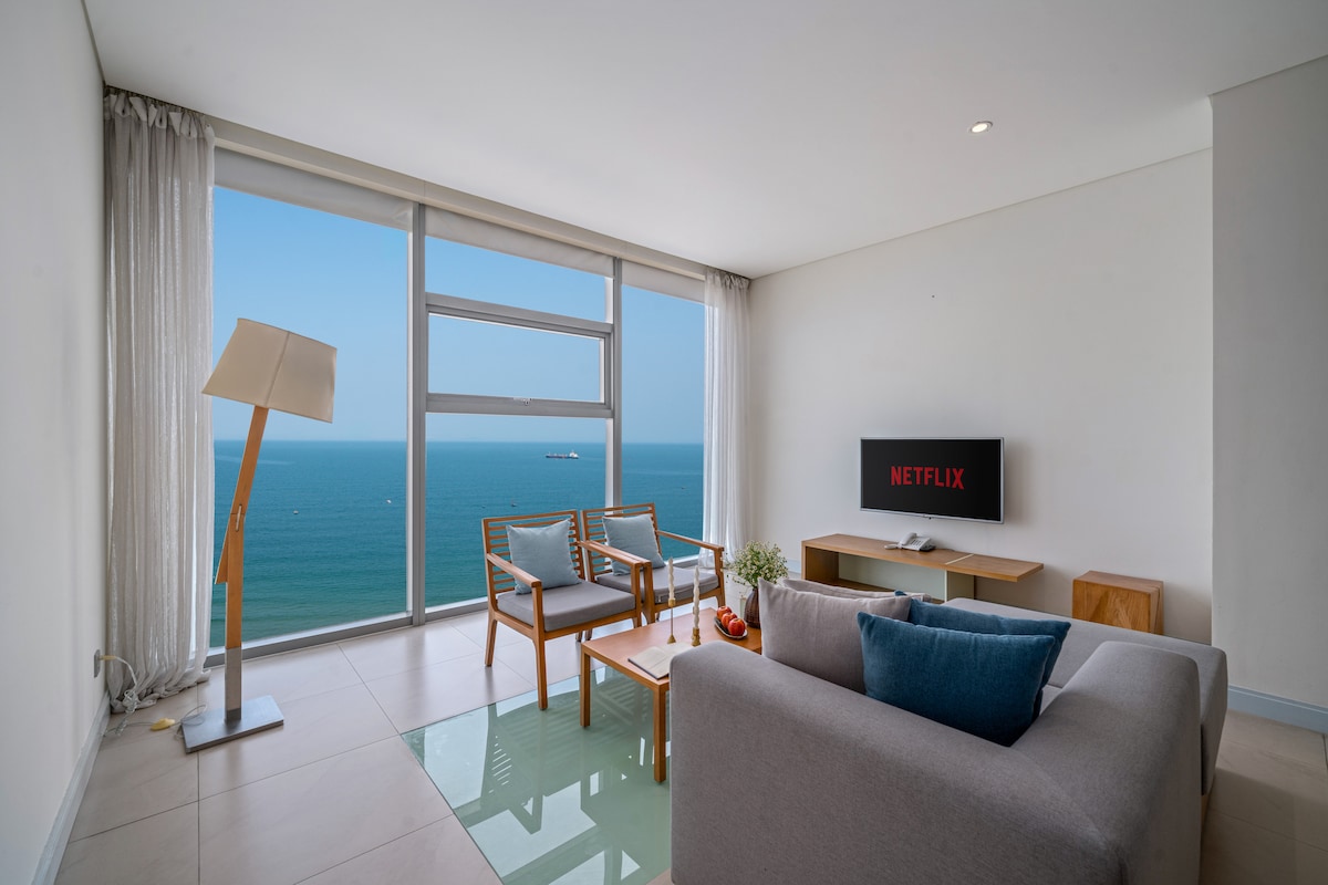 חלונות מהרצפה עד התקרה מסדרים נופים בלתי מופרעים של האוקיינוס, ממלאים את חלל המגורים באור טבעי ובתחושה של אופק אינסופי.