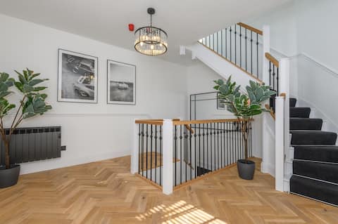 Unique 4 Bed House Leeds Centre Parking Sleeps 12