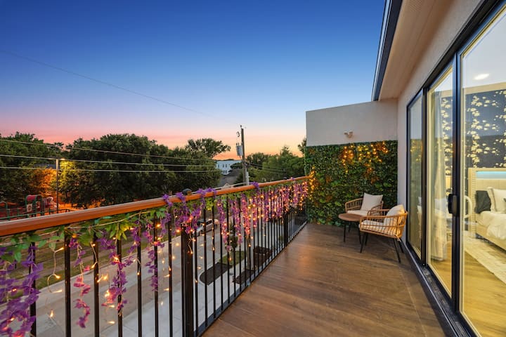 Casa Verde | Balcony | Sleeps 10 | 4BR | Free Prkg gallery image 3