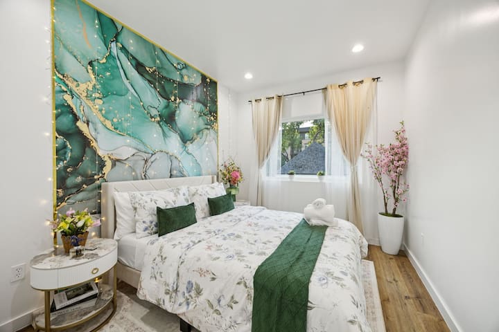 Casa Verde | Balcony | Sleeps 10 | 4BR | Free Prkg gallery image 2