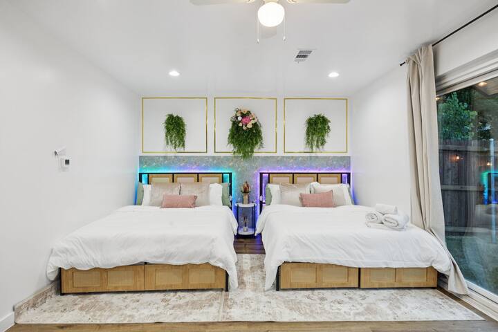 Casa Verde | Balcony | Sleeps 10 | 4BR | Free Prkg gallery image 5