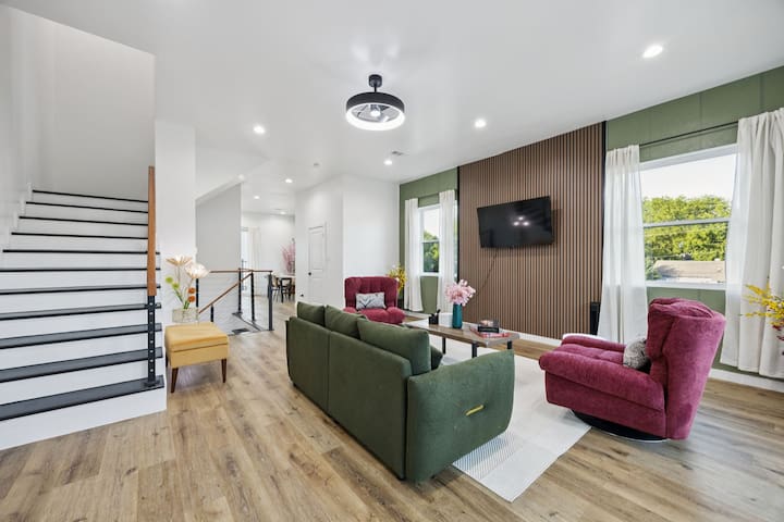 Casa Verde | Balcony | Sleeps 10 | 4BR | Free Prkg gallery image 4