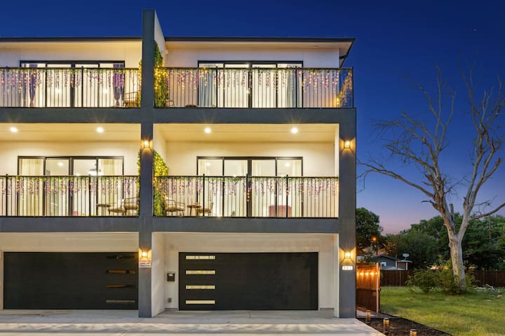 Casa Verde | Balcony | Sleeps 10 | 4BR | Free Prkg