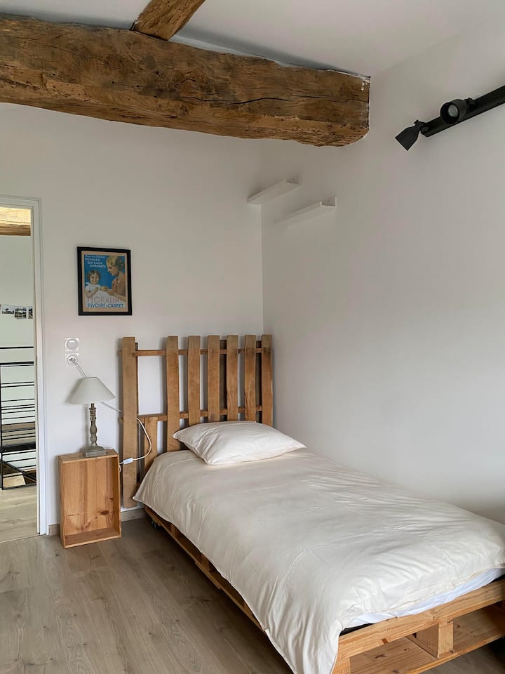 La casa de Antoine, Beaujolais - 11 personas en Saint-Étienne-des-Oullières, a 12 minutos por la autopista Villefranche-sur-Saône norte 
 - Rhône: la habitación «Candice» en la segunda planta con 1 cama individual de 90 cm
Armario empotrado, escritorio, 1 ventana, vigas a la vista