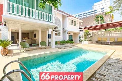 Luxurious Oasis in Heart of City by Night Bazaar