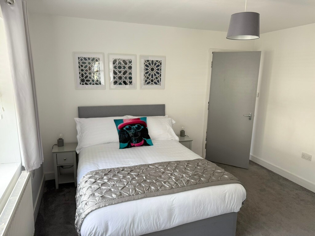 חדר שינה ראשי עם מצעים באיכות של מלון