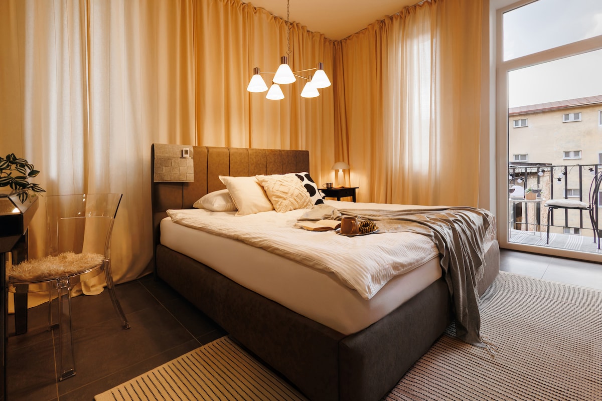 [Спална соба] Опуштете се во спалната соба со балкон и удобен кревет по напорниот ден
