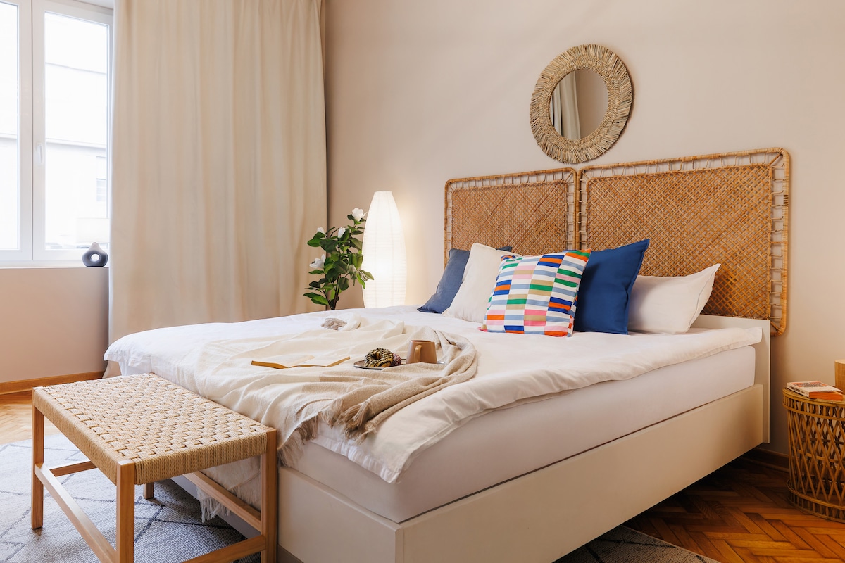 [Спална соба] Уживајте во атмосферата на удобност и удобност на овој удобен брачен кревет (широк 180 – 200 см)❤
