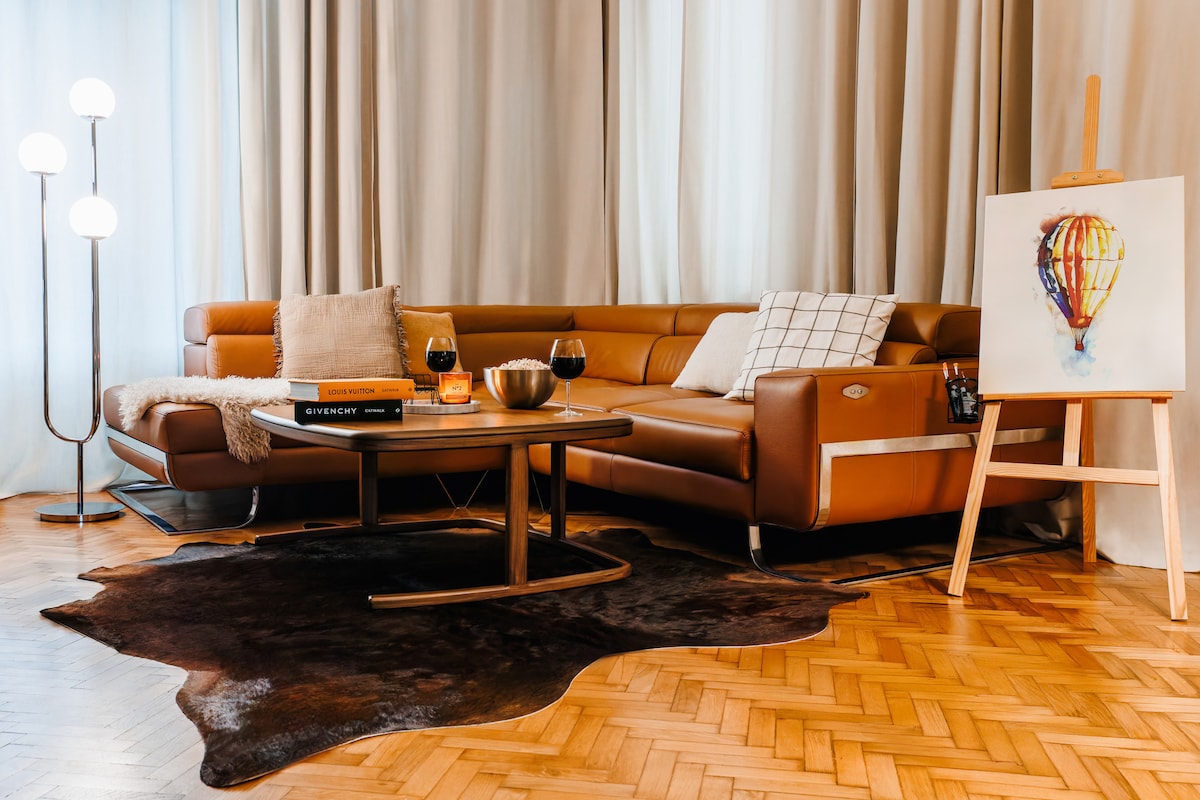 [Дневна соба] Опуштете се и пренесувајте ги омилените на 50-инчниот паметен телевизор со Netflix 
