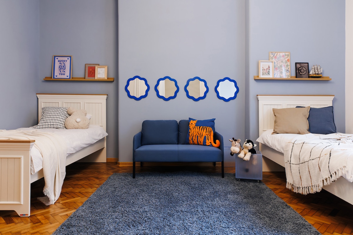 [Спална соба] Во пријатната детска соба преовладува магична атмосфера со меки теписи и светли играчки❤
