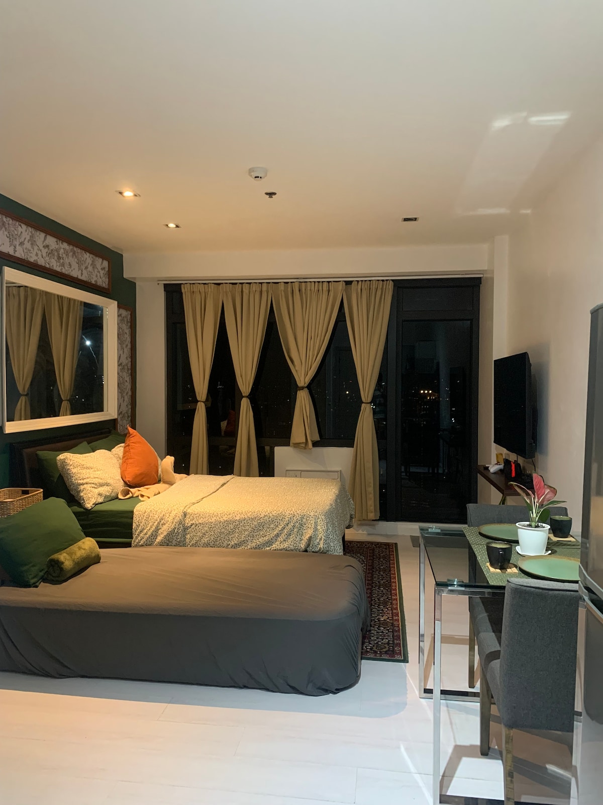 Თუ დამატებითი სტუმრები გყავთ, მოთხოვნისამებრ, შეგვიძლია უზრუნველვყოთ დამატებითი გასაბერი საწოლი, მაგრამ მხოლოდ იმ შემთხვევაში, თუ დამატებითი სტუმარი შედის ჯავშანში.