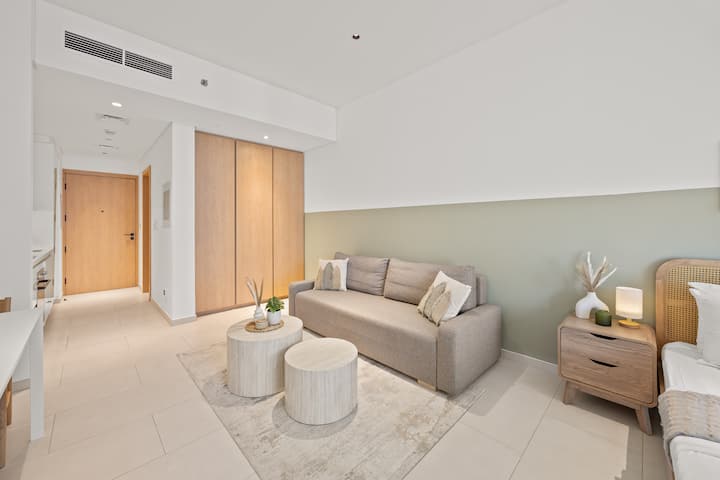 Espacio de estar, comedor y dormitorio de concepto abierto: perfectamente diseñado para estancias cortas o largas, con cómodos asientos, una mesa de comedor y acceso directo a tu balcón privado.