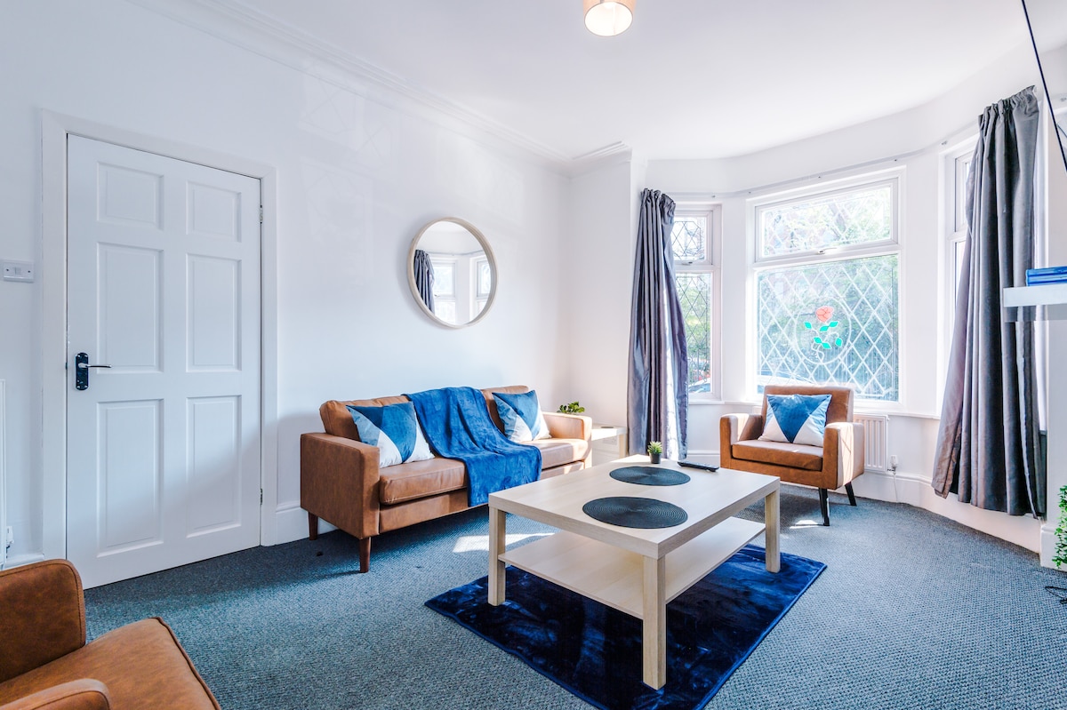 Relájate en nuestra acogedora sala de estar con familiares y amigos.