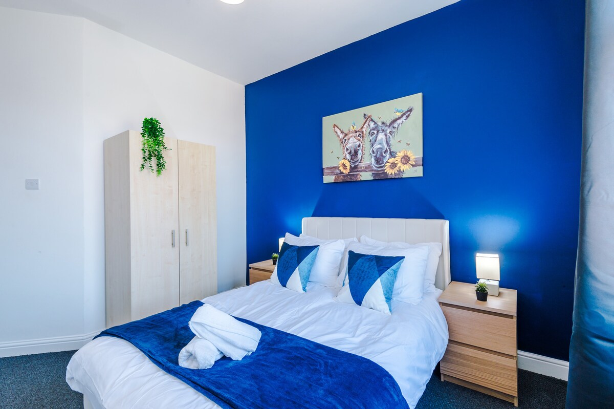 Mucho espacio de almacenamiento en el armario para toda tu ropa.