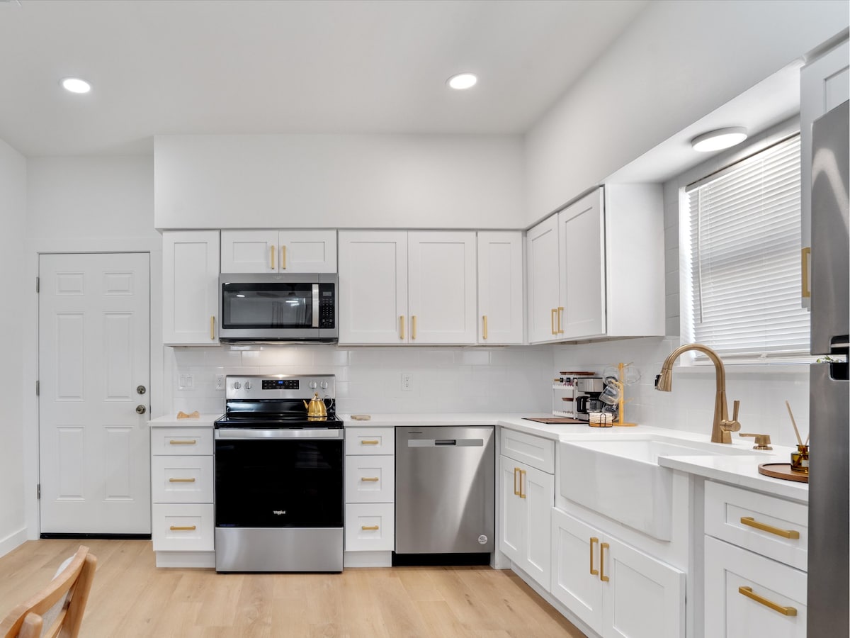 Near Downtown & UT | EV Charger | Modern Stay