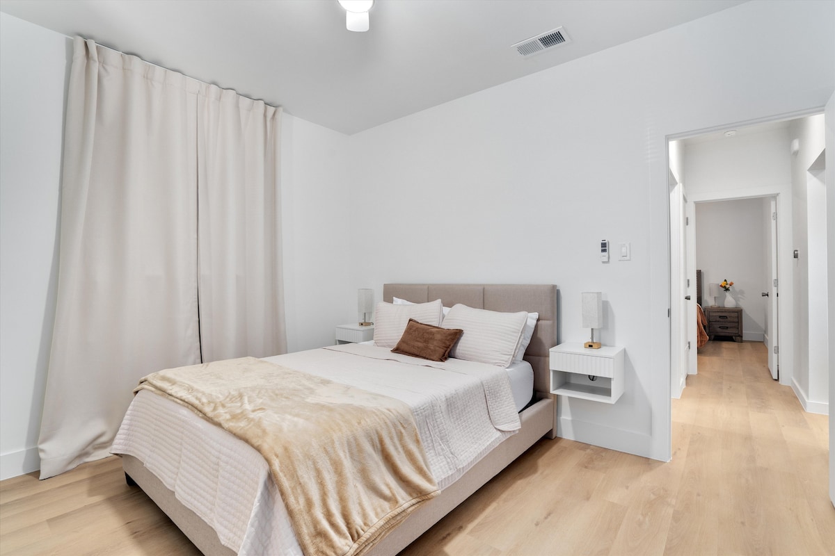 Near Downtown & UT | EV Charger | Modern Stay