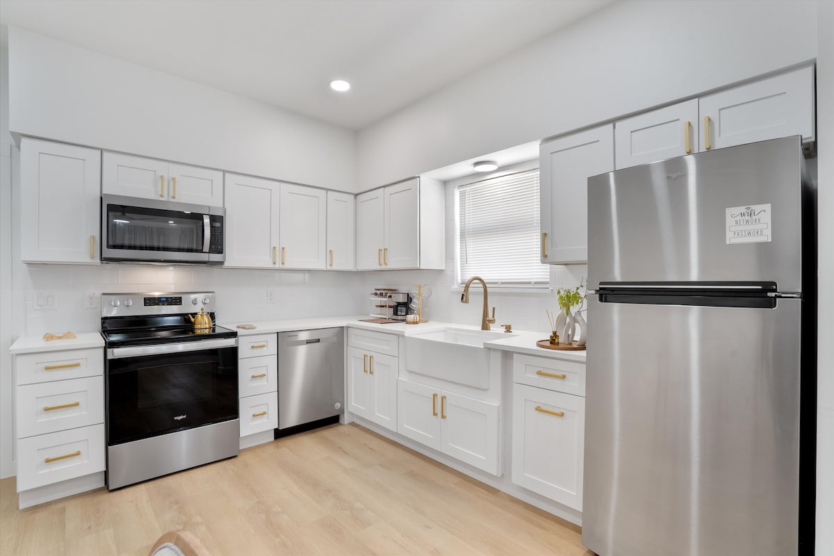 Near Downtown & UT | EV Charger | Modern Stay