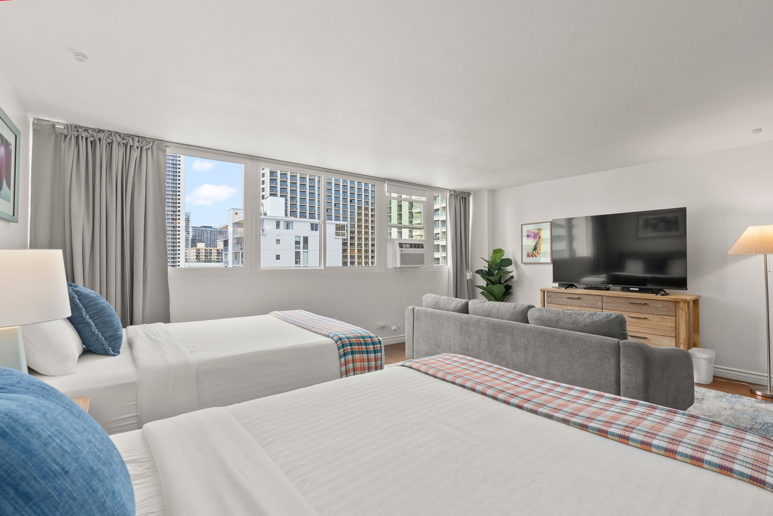 LEGAL Waikiki Studio-Steps to Beach, Full Kitchen - Image 5
