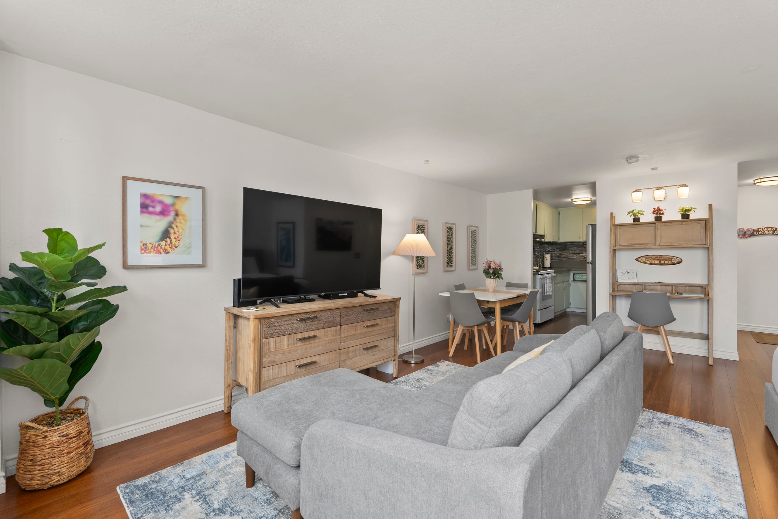 LEGAL Waikiki Studio-Steps to Beach, Full Kitchen - Image 7