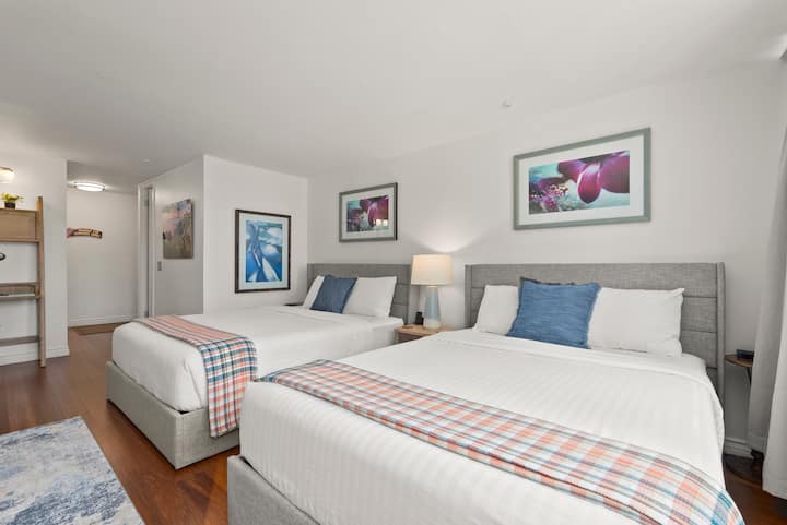 เตียงควีนไซส์ 2 เตียงพร้อมที่นอนแคสเปอร์ที่สะดวกสบาย นอกจากนี้ยังมีเตียงเด็กแบบพกพาให้ 1 เตียง