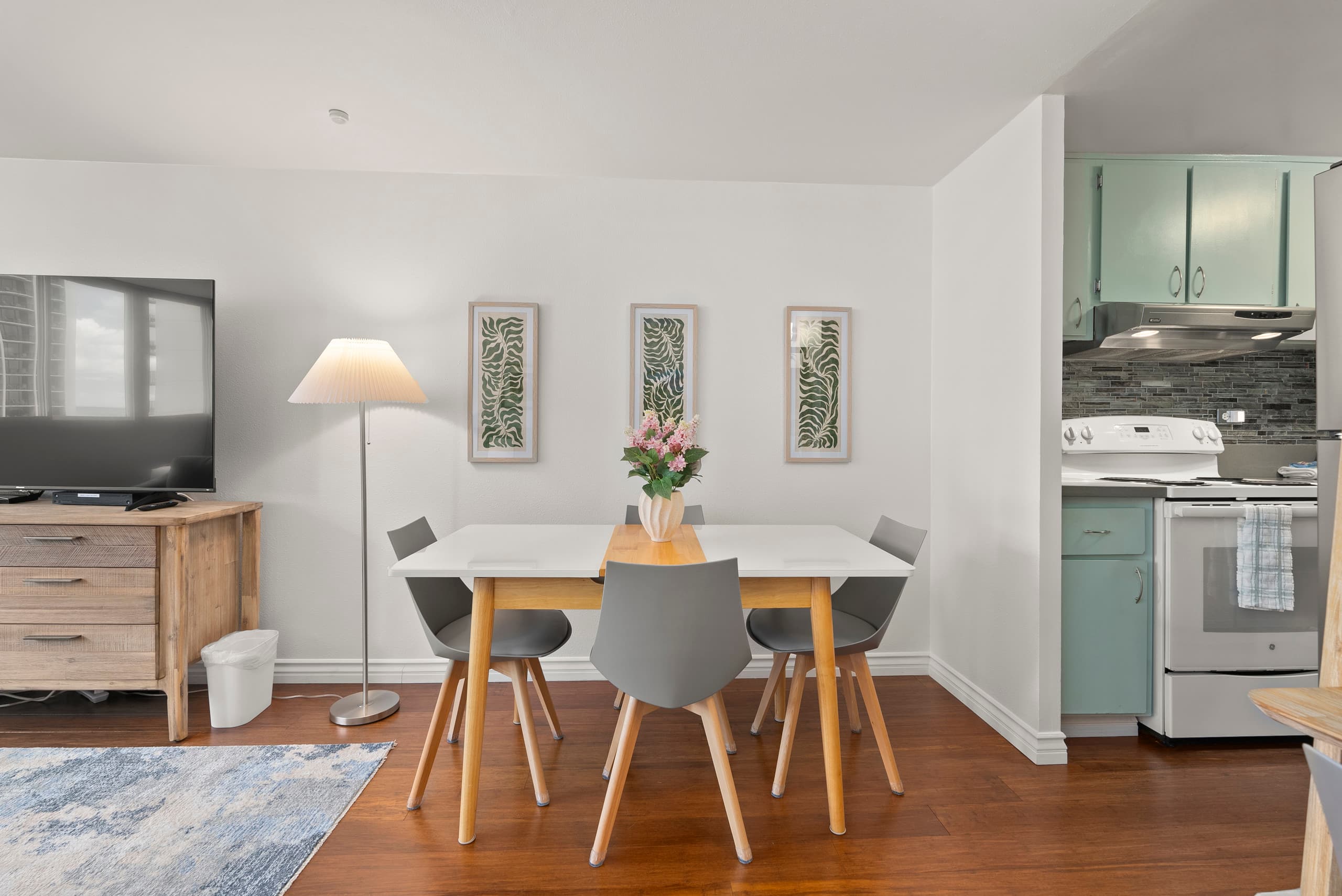 LEGAL Waikiki Studio-Steps to Beach, Full Kitchen - Image 14