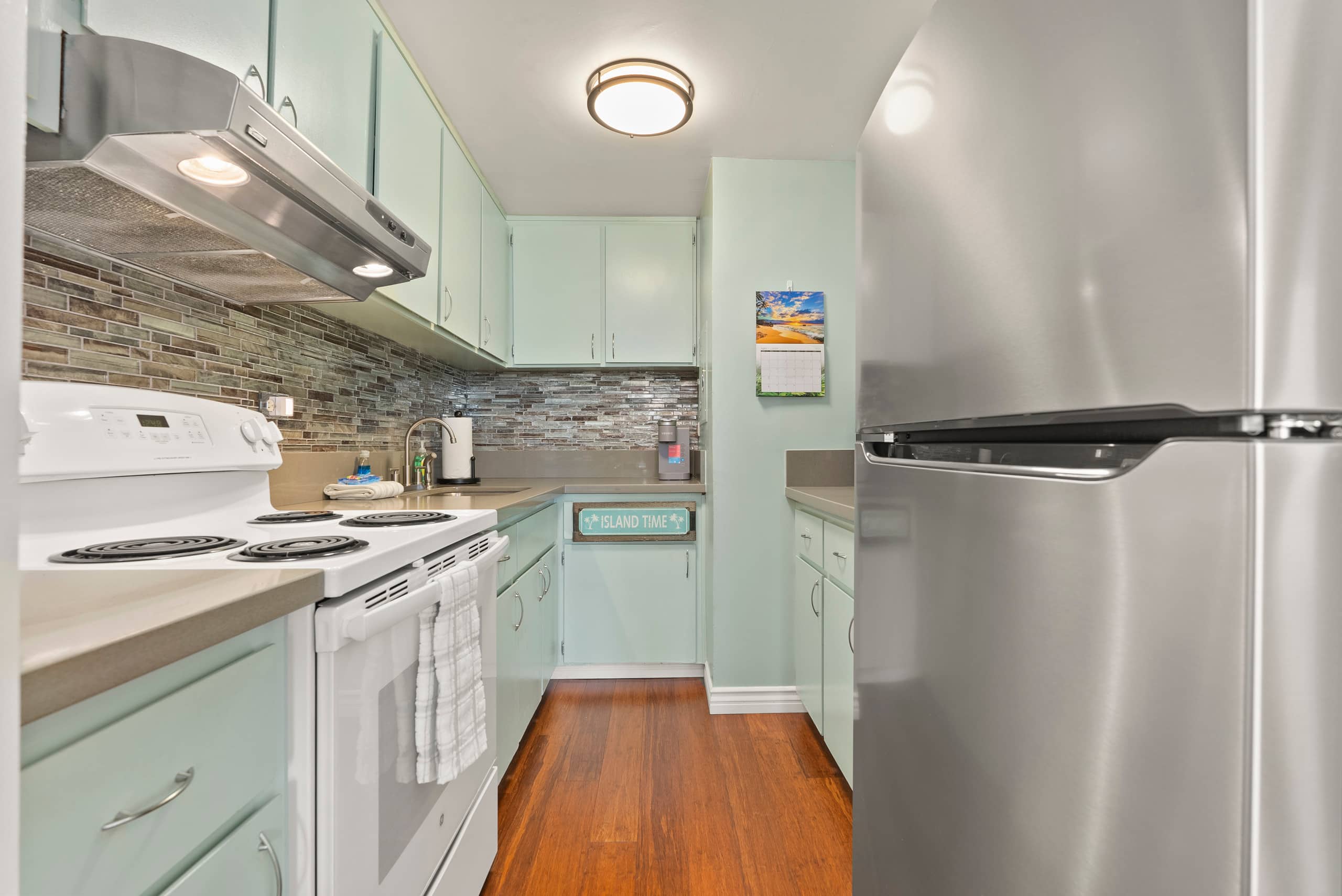 LEGAL Waikiki Studio-Steps to Beach, Full Kitchen - Image 10