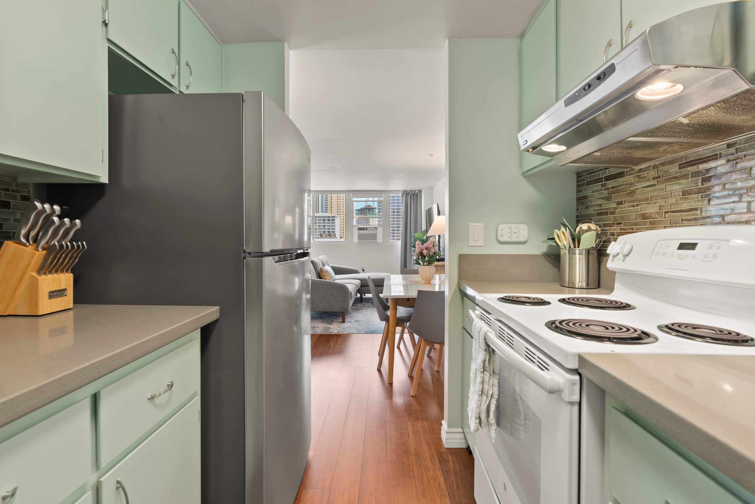 LEGAL Waikiki Studio-Steps to Beach, Full Kitchen - Image 11