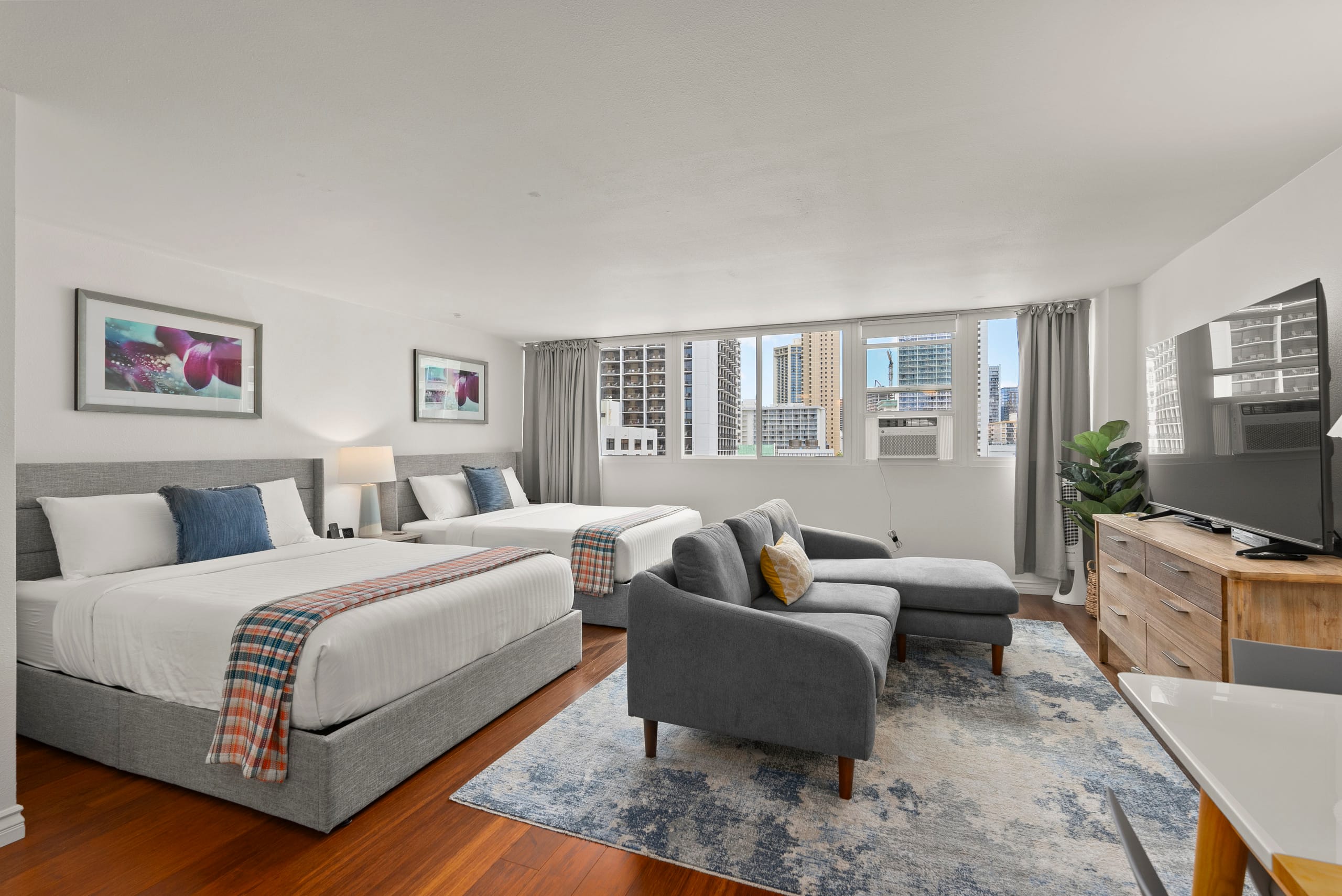 LEGAL Waikiki Studio-Steps to Beach, Full Kitchen - Image 1