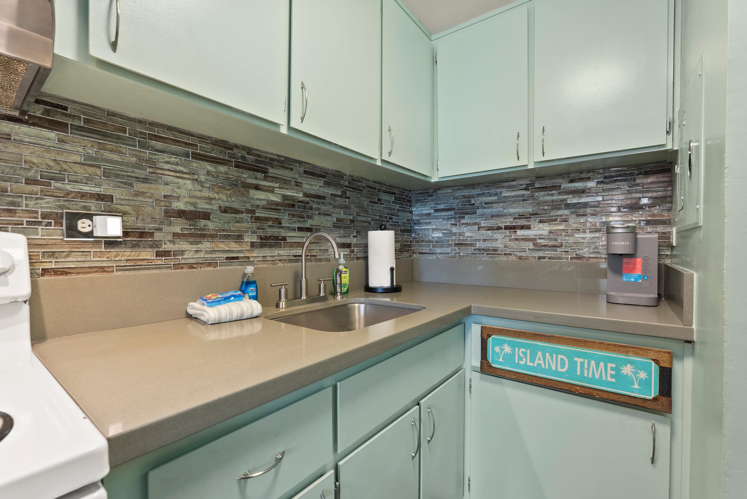 LEGAL Waikiki Studio-Steps to Beach, Full Kitchen - Image 12