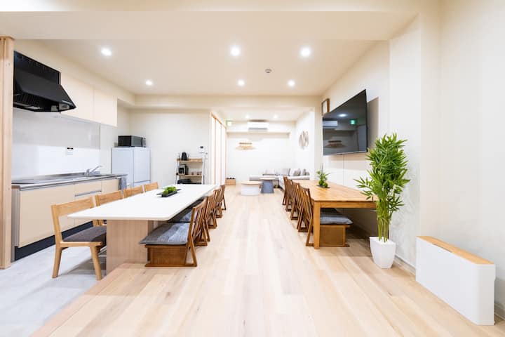 (Yellow) Osaka's largest! Free Netflix/17 beds/5 bedrooms 4 bathrooms/9 minutes to USJ