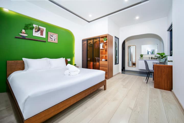 King bed with a luxurious memory foam mattress