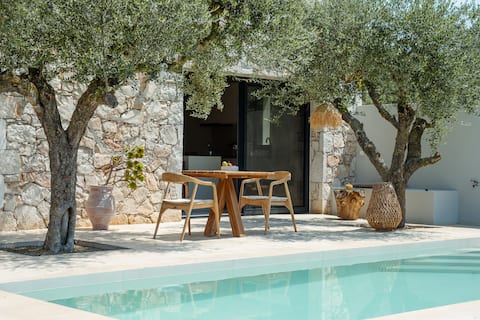 Amos Suite West Private Pool – Casa Kalitero